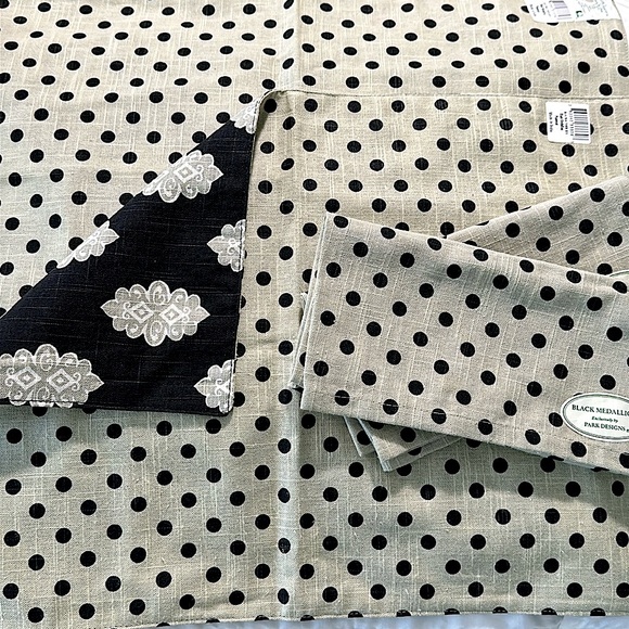 NWT set of 2 Blk Medallion reversible linen placemats w/2Matching Lg napkins NEW - Picture 4 of 8